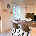 Oasis With Free Parking Apartment