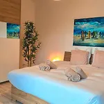 Oasis With Free Parking *