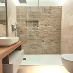 Oasis With Free Parking דירה